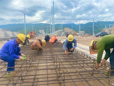 五一堅守筑匠心——鄭萬鐵路建設者假期奮戰一線保進度